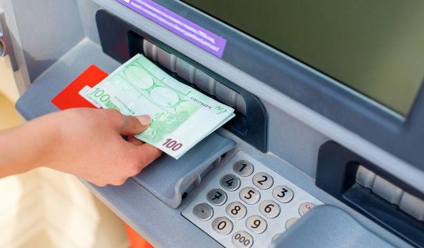 ¿Quieres evitar estafas en los cajeros? Esta es la tecla que debes pulsar