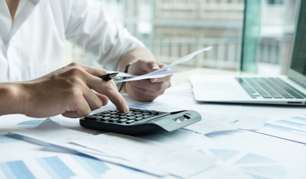 ¿Quién paga al trabajador cuando está de baja laboral?