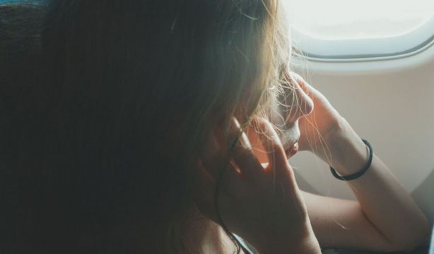 El truco infalible para que no se te taponen los oídos al viajar en avión