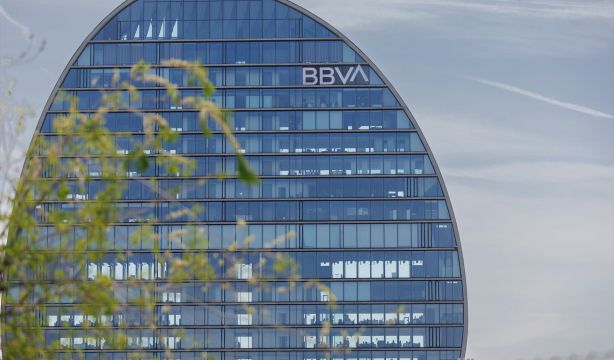 BBVA estudia una fusión con Sabadell