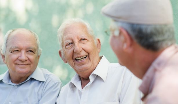 Las relaciones sociales protegen el cerebro ante enfermedades como el alzhéimer (Bigstock)