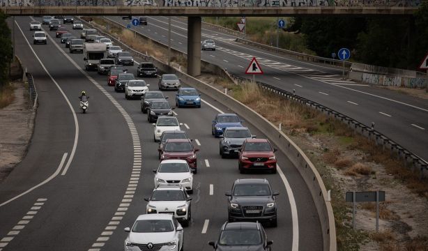 La DGT estrena líneas verdes y azules en las carreteras: ¿sabes qué significan?