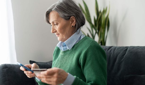 65YMÁS lanza la sección ‘Educación Financiera’ para promover una digitalización sin exclusiones. Foto: Bigstock