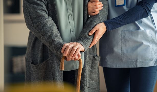 Desarrollan un dispositivo en remoto para evaluar el riesgo de caídas en personas mayores (Bigstock)