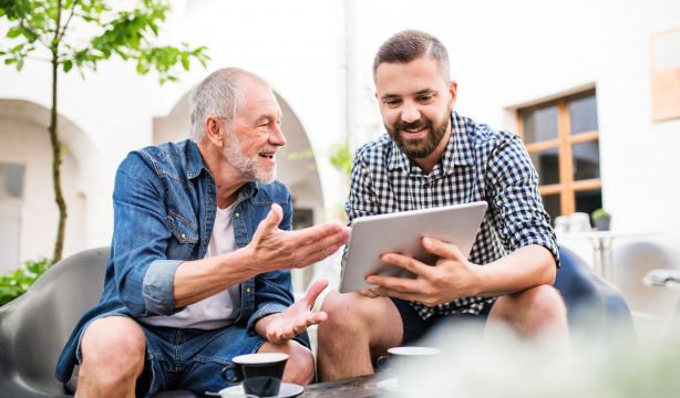 'Tecnologías para el bienestar', el programa que fomenta la 'silver economy' en el medio rural (Bigstock)