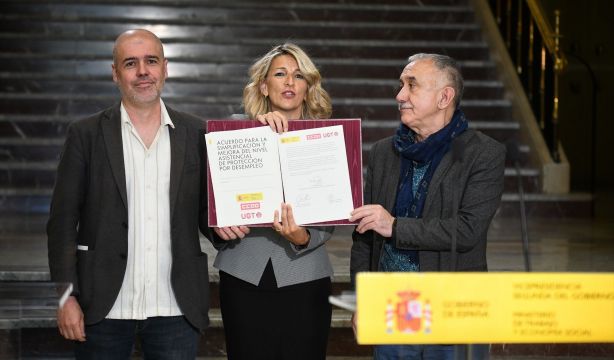 Díaz firma con CCOO y UGT la reforma del subsidio de paro: "No es ninguna paguita, es un derecho"