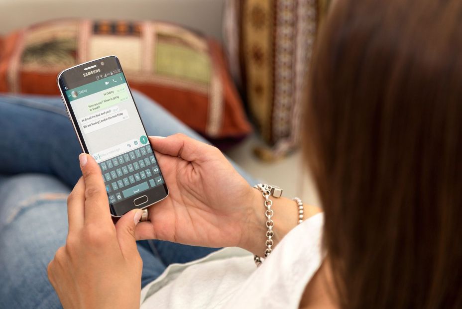 Cuidado: pulsando un botón te pueden robar tus datos bancarios por WhatsApp