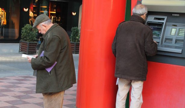 El Defensor del Pueblo saca los colores a banca y administraciones por la exclusión financiera