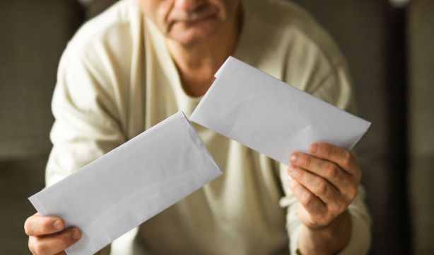 'Palabras que unen', el proyecto que pone en contacto a niños y mayores para combatir la soledad (Bigstock)