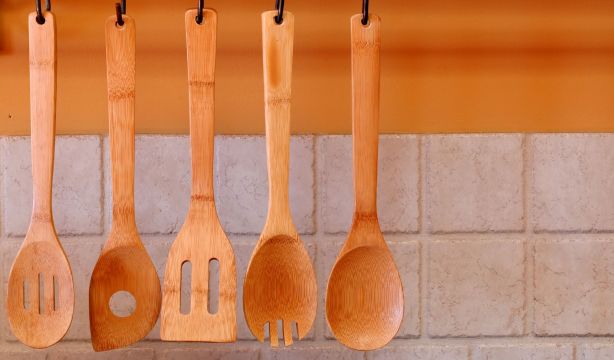 Esta es la razón por la que no debes meter los utensilios de madera en el lavavajillas