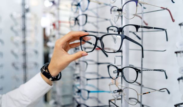 Millones de personas sin acceso a gafas: lo sufren sobre todo mujeres y personas mayores