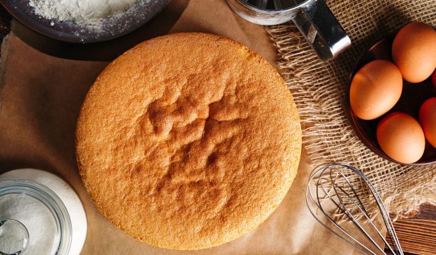 El truco del papel de cocina para que los bizcochos dejen de pegarse al molde