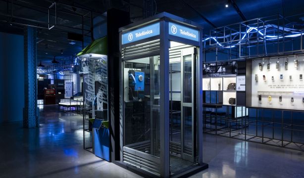 Telefónica recorre 150 años de evolución tecnológica: del teléfono del siglo XIX a las videollamadas