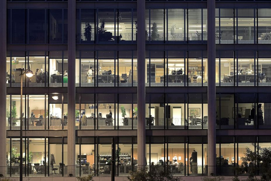 Trabajar en turno de noche influye en el desarrollo de enfermedades como la diabetes y la obesidad (Bigstock)