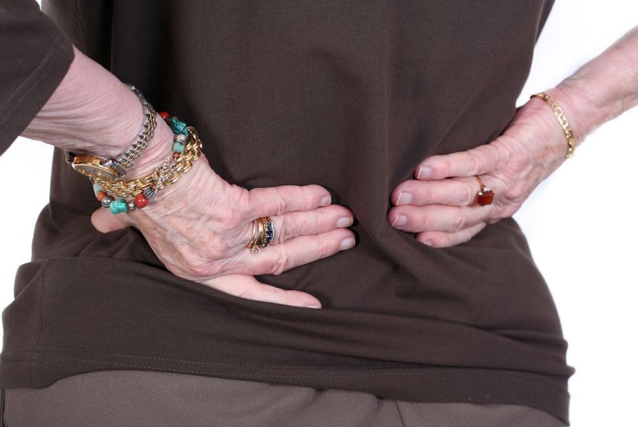 El dolor de espalda al levantarse es frecuente, bigstock