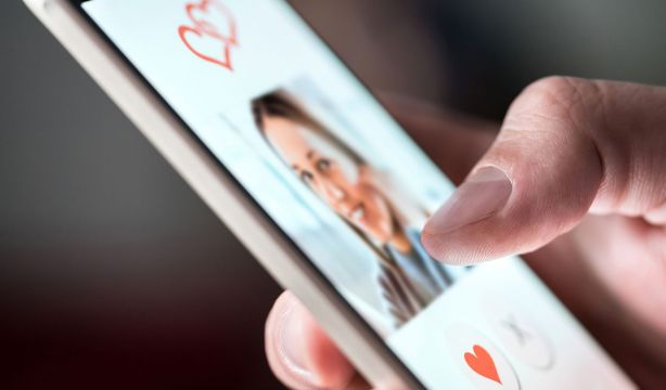 Edadismo digital en las apps de citas: la discriminación comienza a los 30 años