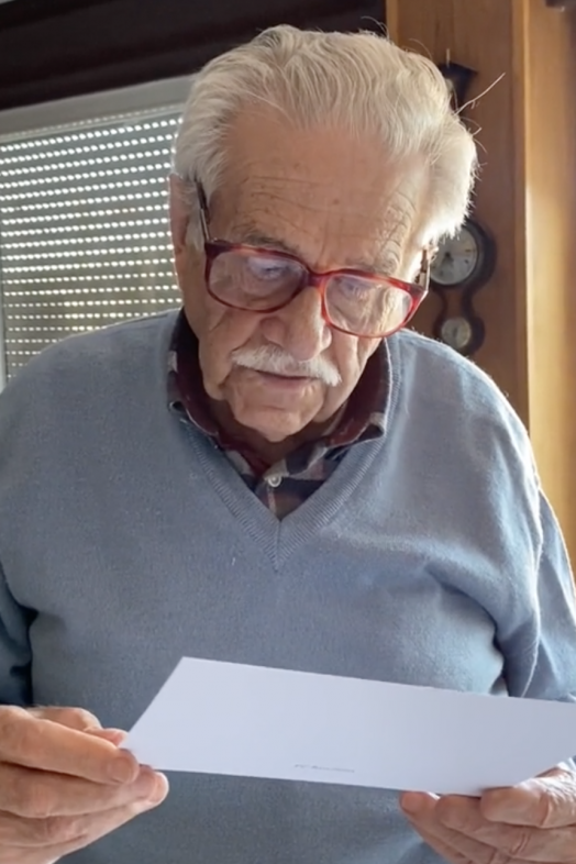 Sorprende a su abuelo con un asiento del Camp Nou y su reacción se vuelve viral