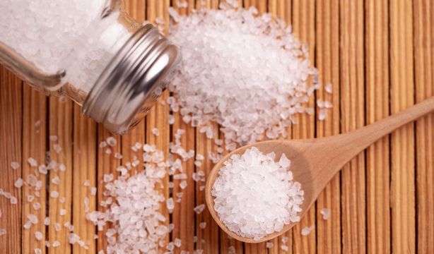 Cuidado con abusar de la sal: aumenta en un 40% el riesgo de cáncer de estómago (Bigstock)