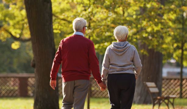 Valladolid pone en marcha una nueva edición de sus Paseos Saludables para mayores (Bigstock)