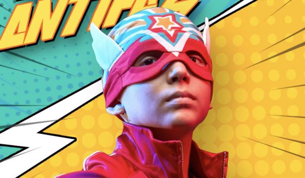 La Fundación Juegaterapia presenta el Superpañuelo Antifaz para empoderar a los niños con cáncer