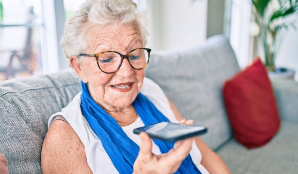 ¿Te incomoda escuchar tu propia voz en los audios de WhatsApp? Esta es la razón por la que sucede