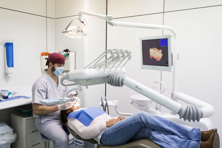 Los mayores de 65 años son los que menos frecuentan el dentista (Europa Press)