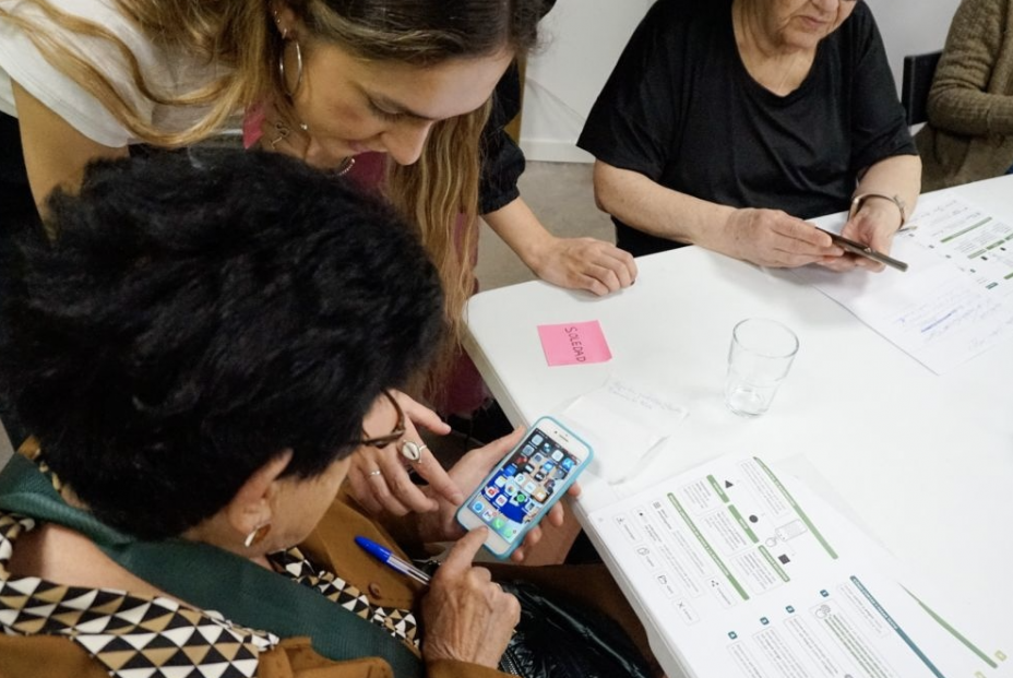 La AEB lanza 'Tu móvil y tú', un programa de capacitación digital para 1.300 mayores La AEB lanza 'Tu móvil y tú', un programa de capacitación digital para 1.300 mayores