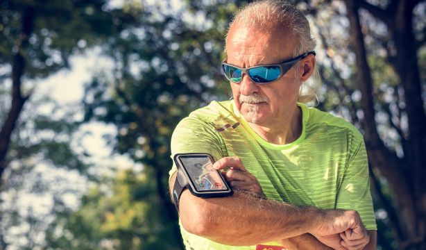 Crean un dispositivo portátil que monitoriza la salud de los deportistas mediante el sudor