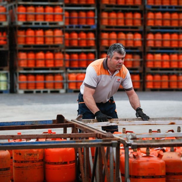 EuropaPress 5591359 repartidor bombonas butano revisa bombonas 21 noviembre 2023 lugo galicia (1)