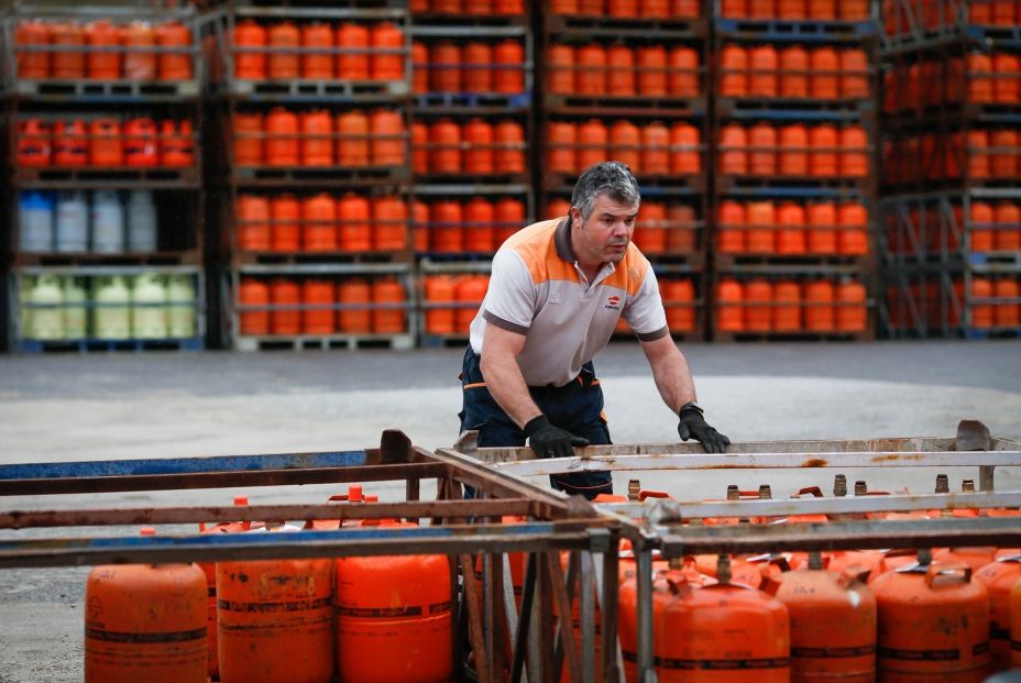 EuropaPress 5591359 repartidor bombonas butano revisa bombonas 21 noviembre 2023 lugo galicia (1)