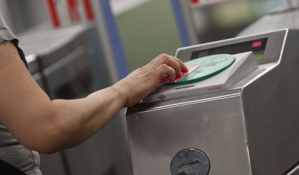Por qué no deberías llevar tu abono transporte en la funda del móvil