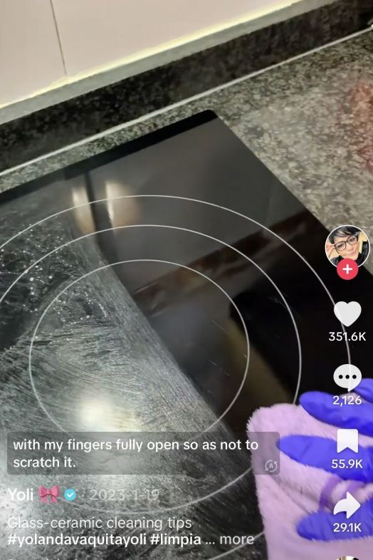 El truco viral para que la vitrocerámica de la cocina quede "como un espejo". Captura TikTok. 