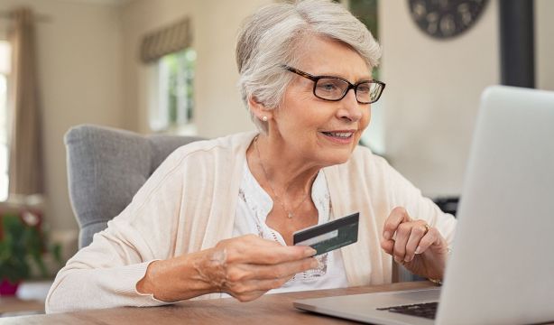 7 consejos para evitar ciberestafas a mayores en el Black Friday