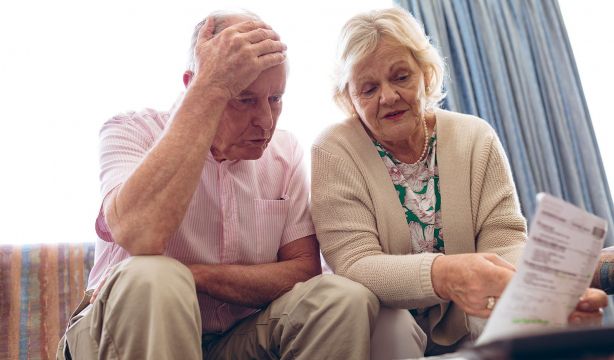 Edadismo en los seguros de salud: límites de contratación, trabas y precios inasumibles para mayores