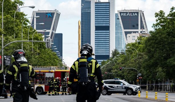 Una fuga de gas obliga a cortar la Castellana y cierra la estación de Metro del Bernabéu