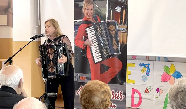 María Jesús y su acordeón ponen a bailar a mayores de 23 residencias