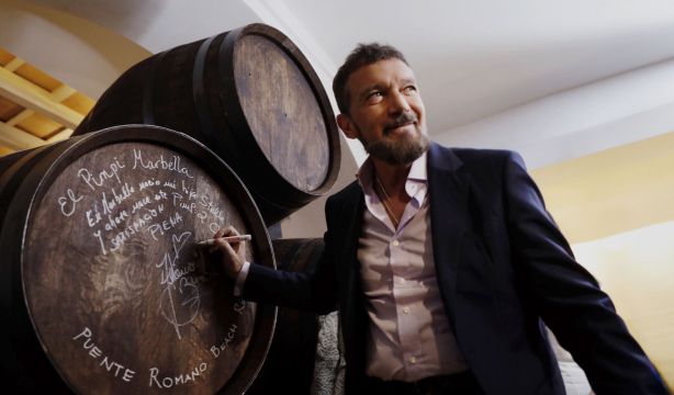 Penélope Cruz, Antonio Banderas o Pedro Sánchez : ¿Con qué famoso te irías de cañas? (Europa Press)