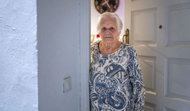 Lanzan una campaña de firmas para frenar el desahucio de María, de 88 años (Fundación Adopta Un Abuelo)
