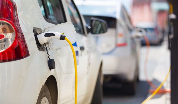 Mayores y movilidad sostenible: el 69% de los sénior no cree en el futuro del coche eléctrico