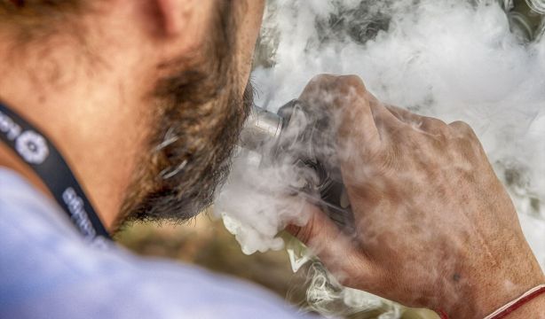 Alertan sobre los vapeadores: los adolescentes de hoy podrían sufrir cáncer de pulmón a los 30