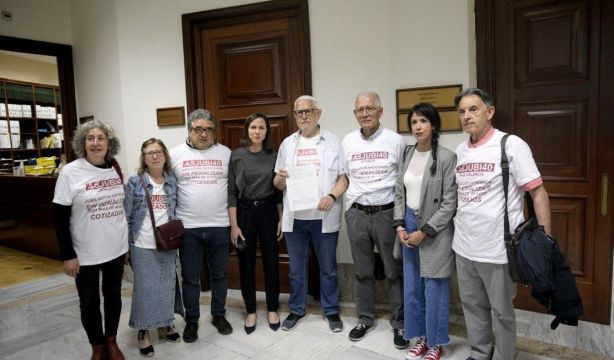 foto grupo asjubi con belarra y velarde en congreso