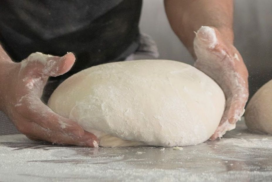 Amasando el pan en Picnic Panes Artesanos