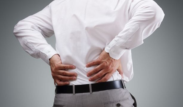 ¿Por qué duele la espalda por la mañanas?