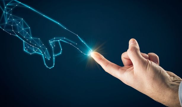 La Inteligencia Artificial podría ofrecer una solución parcial a la soledad no deseada (Bigstock)