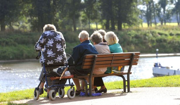'Bancos compartidos', la iniciativa para combatir la soledad de las mujeres mayores en Donostia (Bigstock)