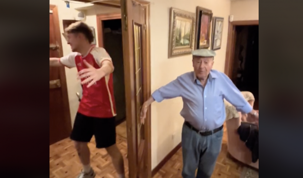 La telepatía entre este joven y su abuelo sorprende a las redes sociales