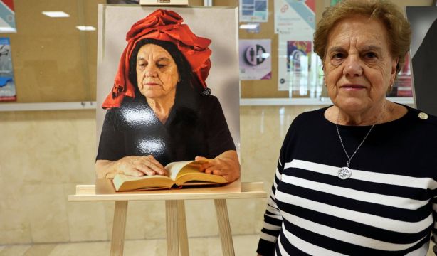 Arte intergeneracional: personas mayores y jóvenes estudiantes recrean obras de pintoras olvidadas. '(Re)creando arte': la exposición fotográfica de la UBU
