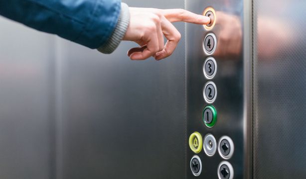 Esta es la nueva normativa que afectará a cuatro de cada diez ascensores