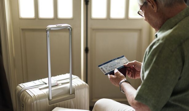 Para combatir la soledad, gasta en experiencias en vez de en bienes materiales