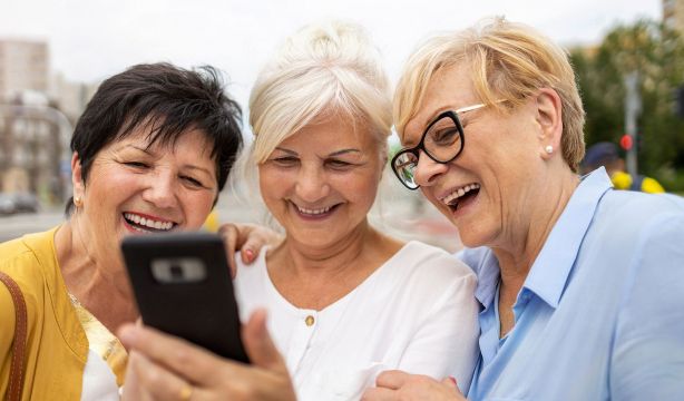 Formación para mayores en aplicaciones móviles para combatir la brecha digital (Big Stock)